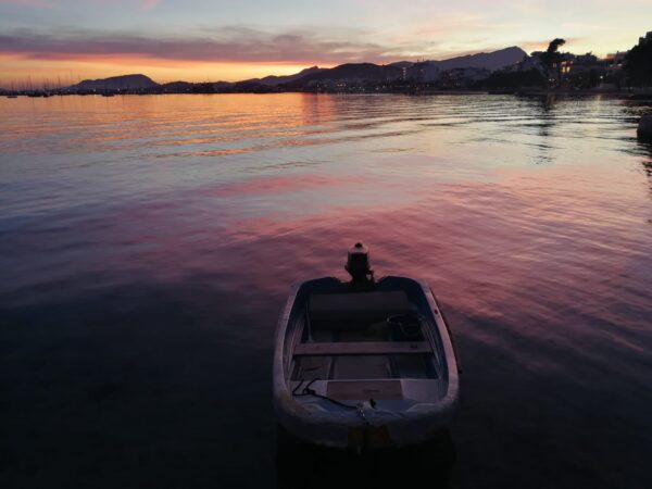 Mallorca Rental & Sail. Alquiler de barcas con y sin licencia en Mallorca. Disfruta de un verano diferente costeando las mejores playas de las Islas Baleares. Información y reservas al teléfono: 655 200 859